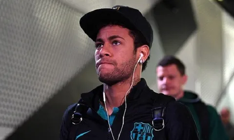 Neymar căng thẳng trước giờ bóng lăn