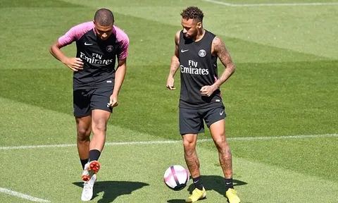 Neymar một thoáng đứng hình trước kỹ thuật của Mbappe
