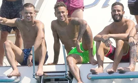 Neymar du hí ở Saint Tropez, mừng chiến công của đội nhà