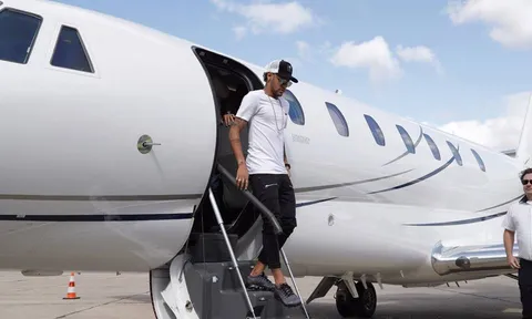 Neymar được chào đón như ông hoàng tại Paris