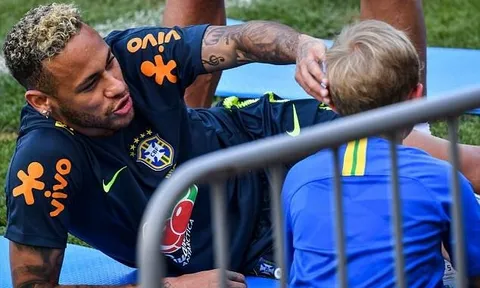 Neymar mang cả con trai đến sân tập Brazil