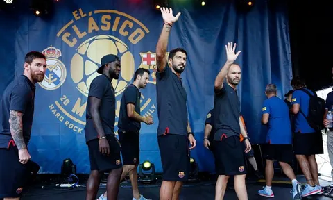 Neymar "mất tích" khi Messi và đồng đội vẫy tay chào NHM