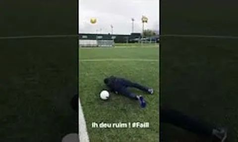Neymar ngã chỏng vó vì ham hố biểu diễn