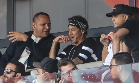Neymar nhí nhảnh bên cạnh cha chứng kiến đồng đội giành chiến thắng