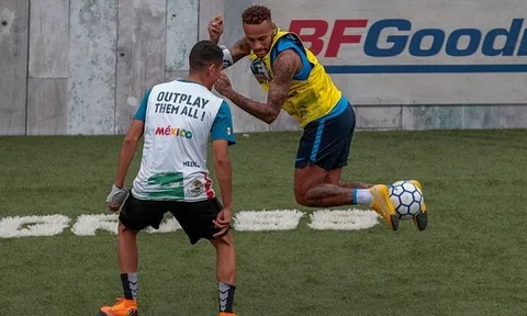 Neymar phô diễn kỹ thuật trên sân bóng 5 người