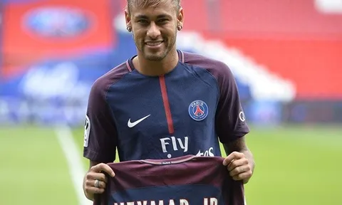 Neymar bất ngờ phớt lờ Messi