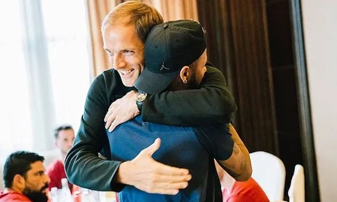 Neymar "tay bắt mặt mừng" trong ngày hội ngộ thầy mới