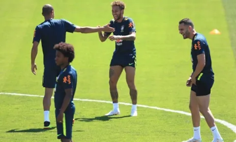 Neymar trở thành "cây hài" trên sân tập của Selecao