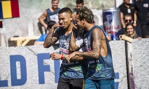 Neymar và Jesus được chào đón như người hùng ở quê nhà