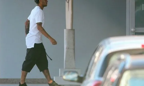 Neymar vượt qua kiểm ta y tế, đang bay thẳng về Paris