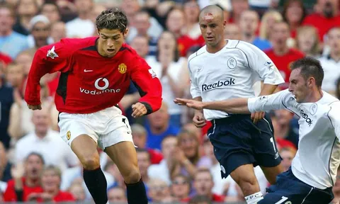Ngày Ronaldo ra mắt, Man United chơi với đội hình nào?