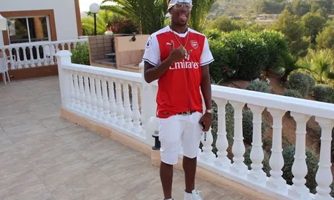 Nghỉ Hè, Alex Iwobi mặc áo Arsenal đi du lịch