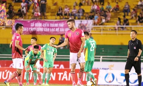 Ngoại binh “giành” đá phạt đền với đội trưởng Sài Gòn FC
