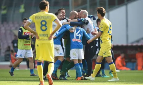 Ngược dòng nghẹt thở, Napoli vẫn chưa 'tha' Juventus