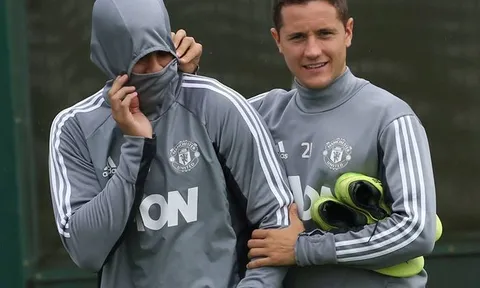 'Người bí ẩn' trở lại, xuất hiện trên sân tập Man Utd