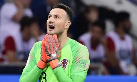 Người hùng Subasic giúp đồng đội không bị ngã khi ăn mừng