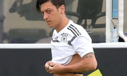 Nguy cơ mất World Cup, Ozil lủi thủi tập một mình