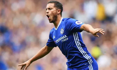 Nhìn lại siêu phẩm của Hazard vào lưới Arsenal theo phong cách phim trắng đen