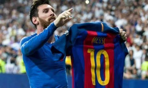  Nhìn Ronaldo ngạo nghễ, chợt thấy tủi thân cho Messi