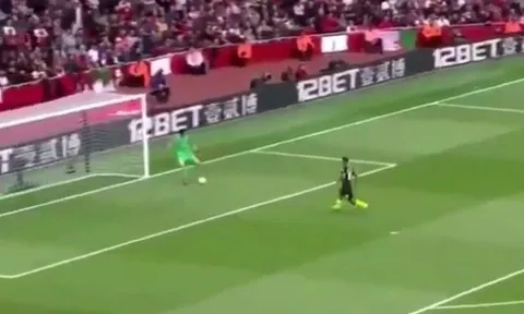 Fan Arsenal so sánh pha chuyền bóng của Cech với "thảm họa" Karius