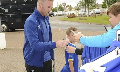 NHM ‘phục kích’ Rooney trên đường ra sân bay