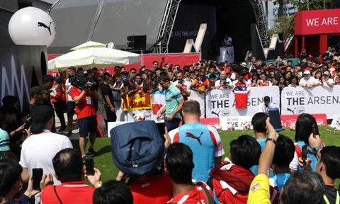 NHM Singapore chen nhau trong ngày ra mắt mẫu áo sân khách của Arsenal