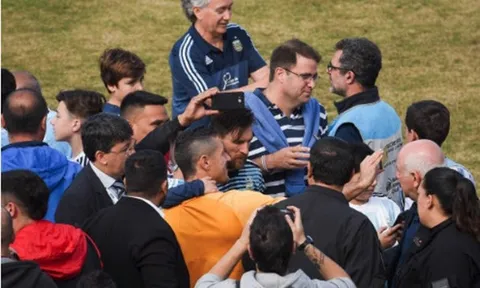 NHM "tấn công" khu tập luyện Argentina chỉ để chụp ảnh cùng Messi