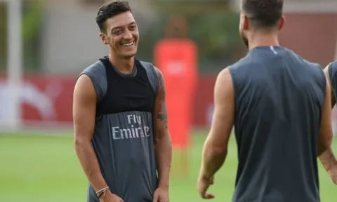 Nhờ đồng đội, Ozil cũng đã tìm lại nụ cười