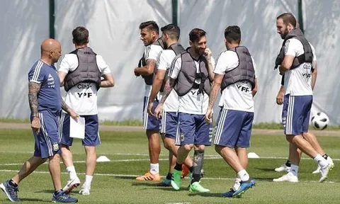 Nhờ Nigeria 'độ mệnh', Messi lấy lại nụ cười ở sân tập Argentina