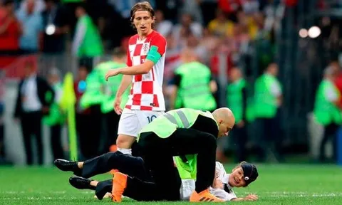 Nhóm nhạc Nga xông vào sân, gián đoạn chung kết World Cup
