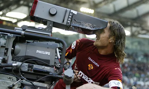 Những khoảnh khắc ấn tượng của VUA TOTTI trong các trận derby thành Rome