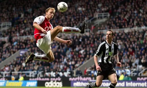 Những pha chạm bóng tinh tế của Bergkamp