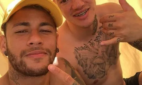 Vừa đến Nga, Neymar rủ đồng đội đi tắm nắng