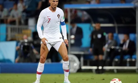 Ronaldo bị chế giễu vì hành động vén cao quần chuẩn bị sút phạt