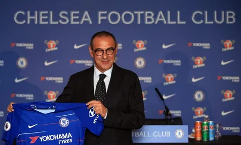 Muốn làm việc lâu dài ở Chelsea, Sarri cần vứt bỏ quần thể dục