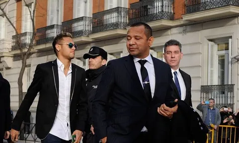 NÓNG: Cha đẻ có mặt ở Paris, Neymar rất gần PSG