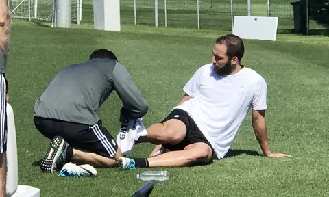 NÓNG: Higuain "gục ngã" trong buổi tập của Juventus