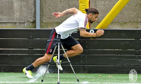 Nóng lòng hòa nhập, hai tân binh có mặt sớm tại Milan