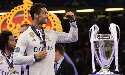 Ronaldo thâu tóm cả thế giới: Chính anh, người phán xử!