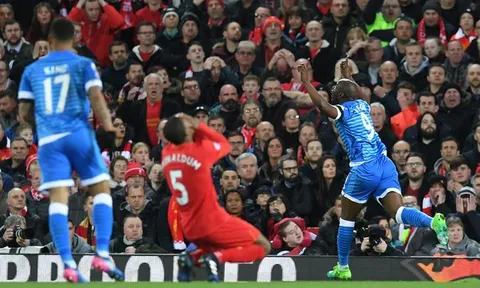 "Nụ hôn Brazil" không thể giúp Liverpool giành chiến thắng