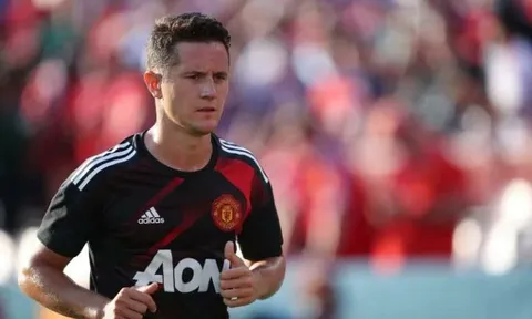 Ở lại Man Utd, Herrera nhận lương khủng