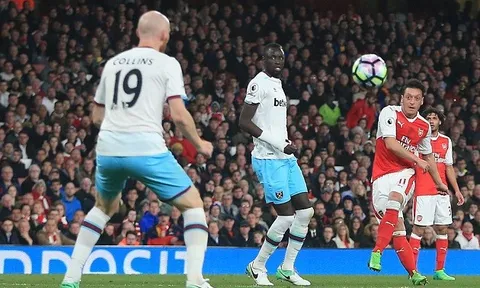 Oezil khiến Man Utd trở về kiếp "Chú Sáu"