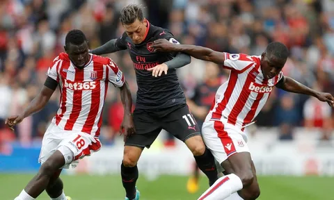 "Oezil quá tệ, là gánh nặng của Arsenal"