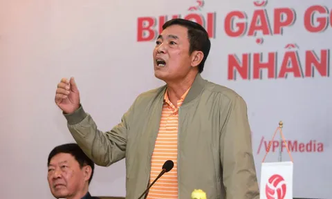 Ông Trần Mạnh Hùng tươi cười đến cuộc họp VPF