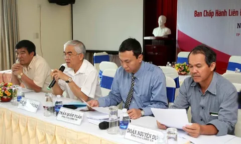 Cựu "sếp" VPF Trần Mạnh Hùng quyết thay bầu Đức ở VFF