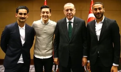 Đội tuyển Đức chỉ trích Ozil, Gundogan vì chụp ảnh với tổng thống Thổ Nhĩ Kỳ