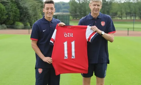 Nhờ cuộc gọi lúc 2h sáng của HLV Wenger, Arsenal mới có được Ozil