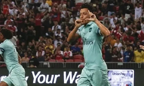 Ozil, Lacazette thi nhau lập công, Arsenal vùi dập PSG với tỉ số không tưởng