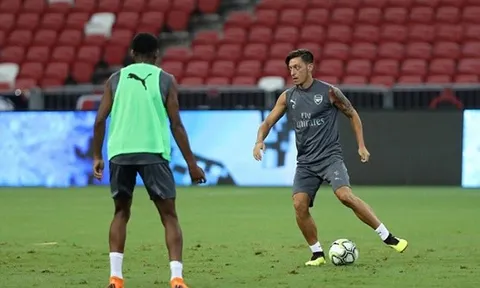 Ozil quẩy nhiệt tình trên sân tập, PSG bắt đầu run sợ?