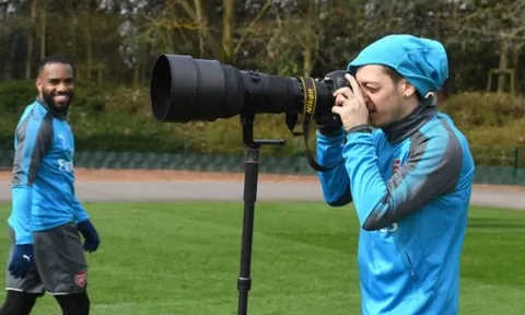 Ozil tập làm phó nháy trên sân tập của Arsenal